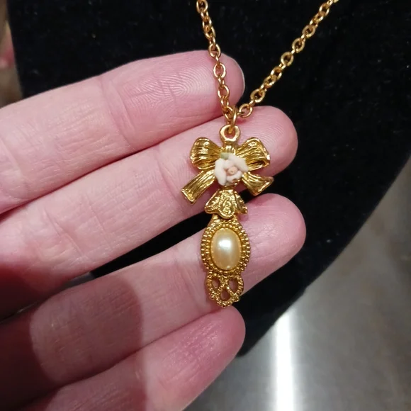 Vtg. 1928 Women's 18" Gold Tone Faux Pearl w/Porcelain Rose Necklace. - Picture 3 of 6